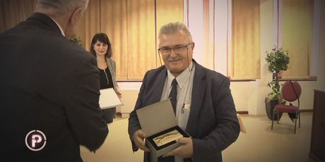 Bosiljko Stanić prima nagradu