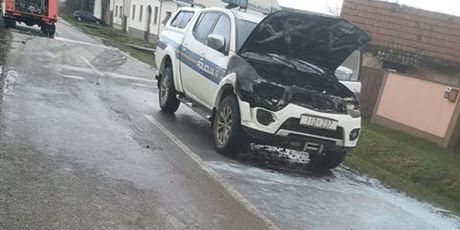 Zapalio se policijski automobil - 1