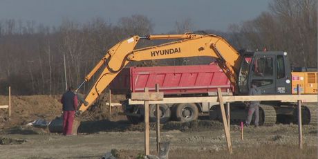 Gusjeničar na gradilištu u Novskoj