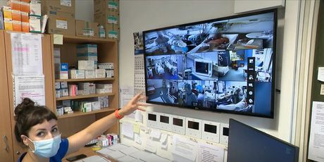 Medicinska sestra koja pregledava stanje pacijenata preko videonadzora