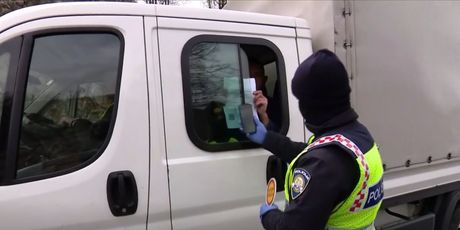 Policajac provjerava e-propusnicu vozaču
