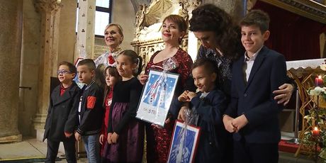 Doris Dragović, Zorica Kondža i Jelena Burazin s djecom iz doma Maestral - 3