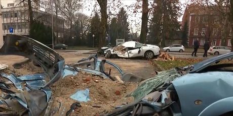 Auti u Sisku uništeni od potresa