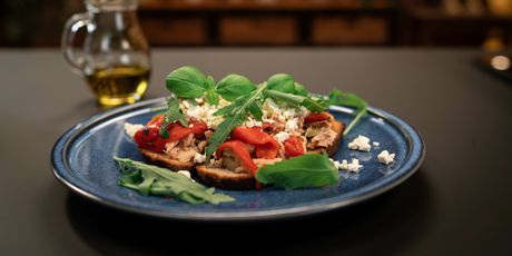 Master jela u 15 min: Crostini s tunjevinom, pečenom paprikom i feta sirom - 2