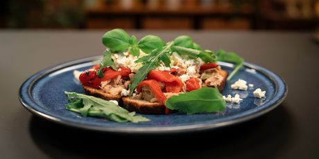 Master jela u 15 min: Crostini s tunjevinom, pečenom paprikom i feta sirom - 4