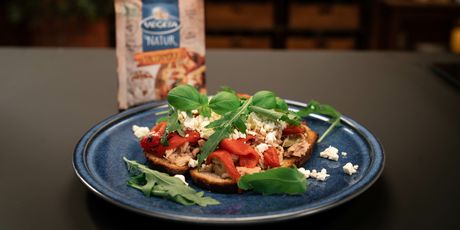 Master jela u 15 min: Crostini s tunjevinom, pečenom paprikom i feta sirom - 5