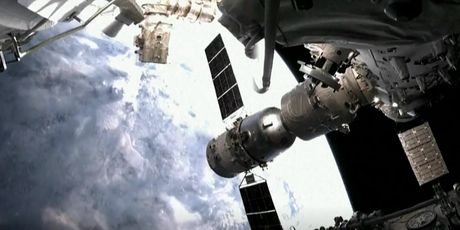 Gužva u Zemljinoj orbiti - 4