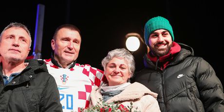 Joško Gvardiol s obitelji na dočeku u Novigradu - 8