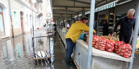Poplavljene ulice oko gradske tržnice u Rijeci - 1