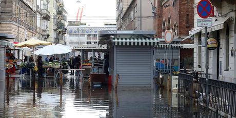 Poplavljene ulice oko gradske tržnice u Rijeci - 2