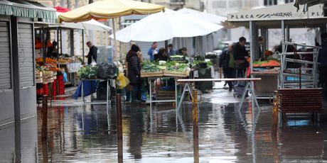 Poplavljene ulice oko gradske tržnice u Rijeci - 3