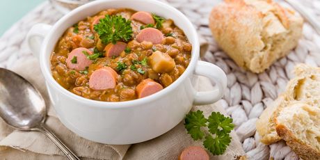 Varivo od leće s kobasicama i lukom