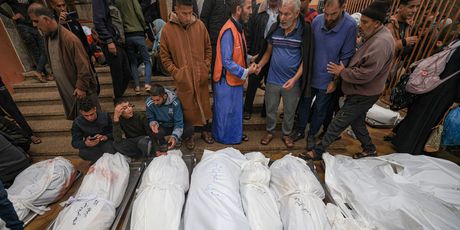 Palestinci oplakuju svoje mrtve nakon izraelskog zračnog napada