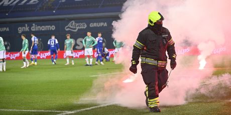 Baklja na tereniju u derbiju Dinamo - Hajduk u Maksimiru