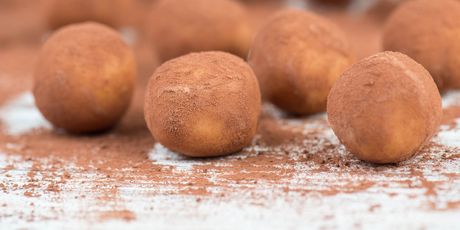 Kuglice od marcipana i kakao praha marzipankartoffeln