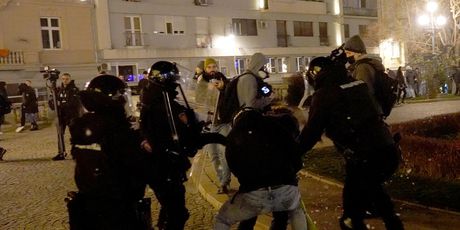 Kordon policije rastjerao prosvjednike