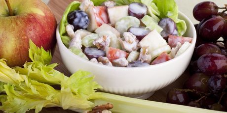 Waldorfska salata s jogurtom, orasima i grožđem