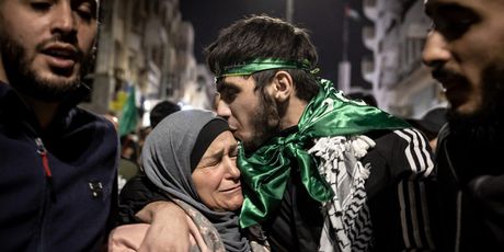 Palestinac u majčinom naručju nakon razmjene zarobljenih civila između Hamasa i Izraela, 26. studenog