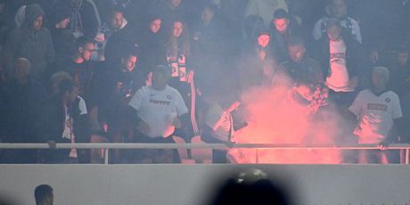 BBB-i bacali baklje u teren na derbiju