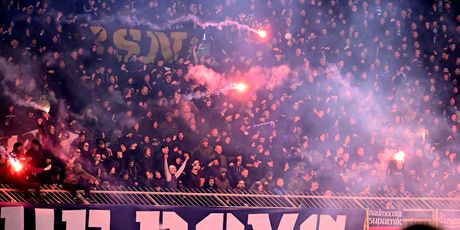 BBB-i bacali baklje u teren na derbiju