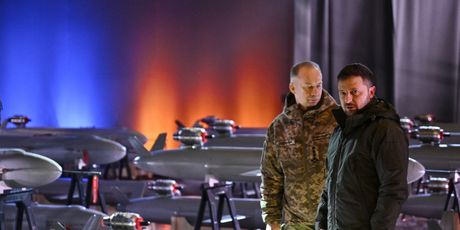 Volodimir Zelenski i general Sirski pored novog hibridnog oružja Peklo