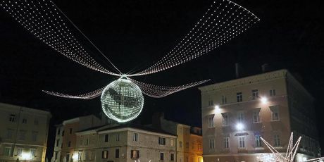 Ukrašene ulice Pule tijekom Adventa