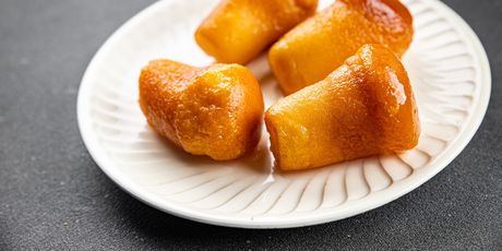 Francuske kolače rum baba možete prekriti i čokoladnom glazurom