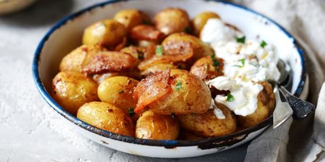 Topla krumpir-salata sa slaninom i preljevom od sira