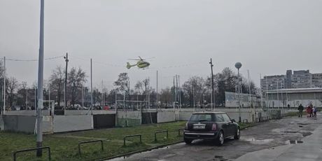 Helikopter se spušta na igralište OŠ Pečko