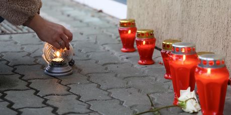 Građani pale svijeće i ostavljaju cvijeće ispred mjesnog odbora Prečko