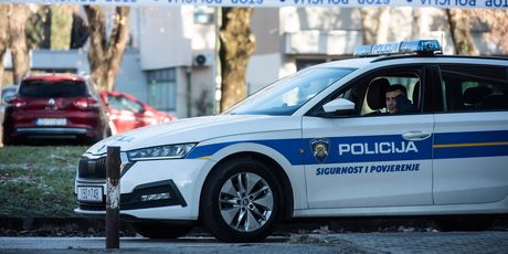 Policija ispred škole Prečko