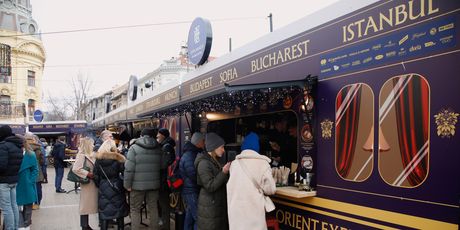 Blagdanska atmosfera na Fuliranju ispred hotela Esplanade