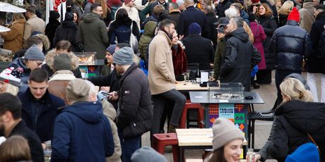 Blagdanska atmosfera na Fuliranju ispred hotela Esplanade