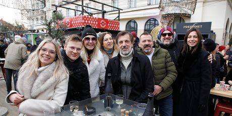 Blagdanska atmosfera na Fuliranju ispred hotela Esplanade