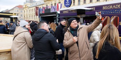 Blagdanska atmosfera na Fuliranju ispred hotela Esplanade