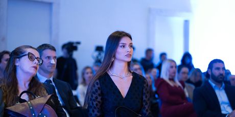 Laura Gnjatović - 1