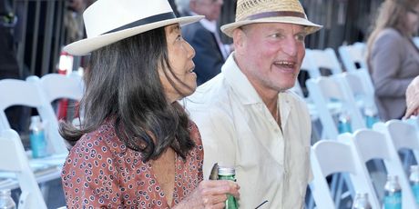 Woody Harrelson i supruga - 1