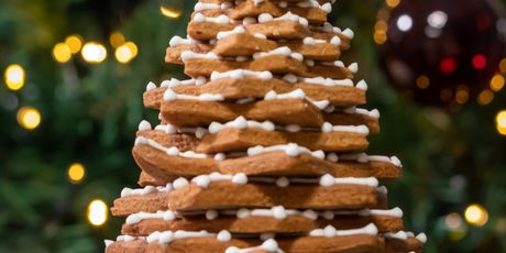 Kekse možete složiti u oblik božićnog drvca