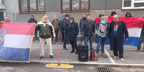 Okupljanje ispred Tomaševićeva stana - 1