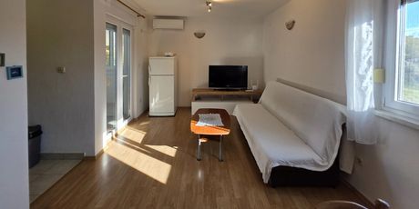 Mir uz more u Okrugu Gornjem: Stan koji poziva na opušteni mediteranski život