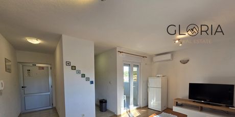 Mir uz more u Okrugu Gornjem: Stan koji poziva na opušteni mediteranski život