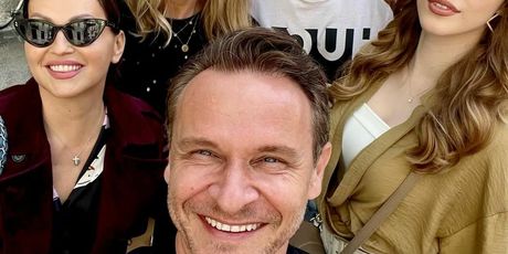 Enis Bešlagić s obitelji i Ninom Badrić - 1