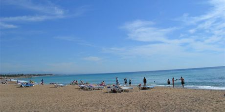 Grad leži na velikoj pješčanoj plaži