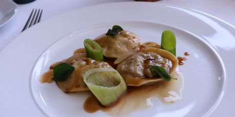 Ravioli od svinjske obrazine s pečenom kruškom
