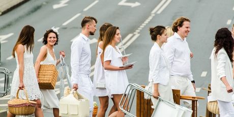 Gosti večere moraju biti odjeveni u bijelo