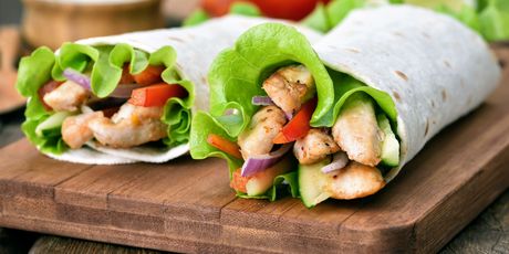 Sendvič od piletine i povrća u tortilji