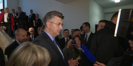Andrej Plenković bježi pred novinarima (Foto: Dnevnik.hr)