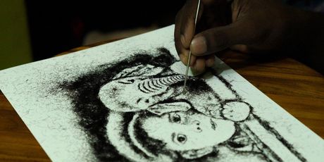Mladi indijski umjetnik Midhun R.R. izrađuje živopisne slike od ljudske kose (Foto: Profimedia)