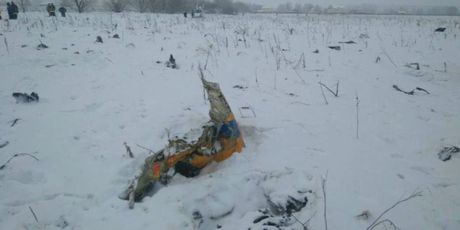 Dio aviona koji se srušio u Rusiji (Screenshot: Reuters)