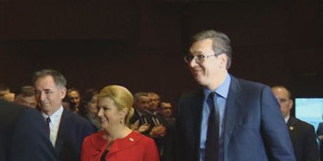 Vučić i Grabar Kitarović na skupštini SNV-a (Foto: Dnevnik.hr)